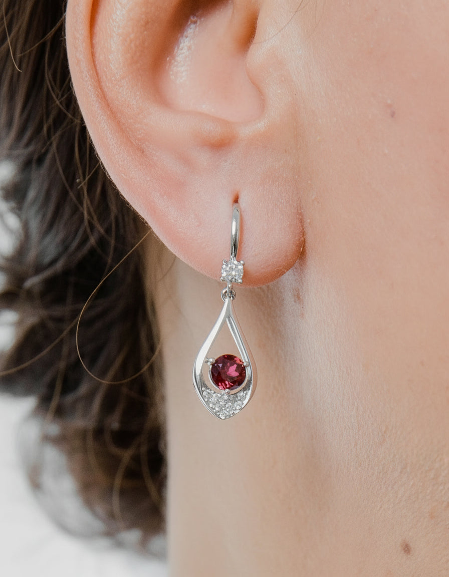 Boucles d’oreilles Mira pendantes Rubis de synthèse et Moissanites Argent Massif Rhodié