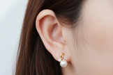 Boucles d'oreilles puces en argent massif doré à l'or fin serties de perles naturelles et de moissanites