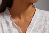 Collier minimaliste argent massif doré à l'or fin, orné d'étoiles, de lunes et oxydes de zirconium