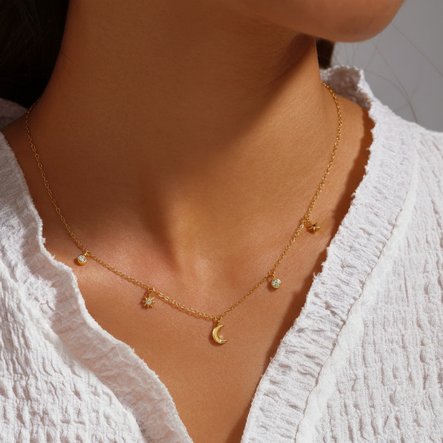 Collier minimaliste argent massif doré à l'or fin, orné d'étoiles, de lunes et oxydes de zirconium