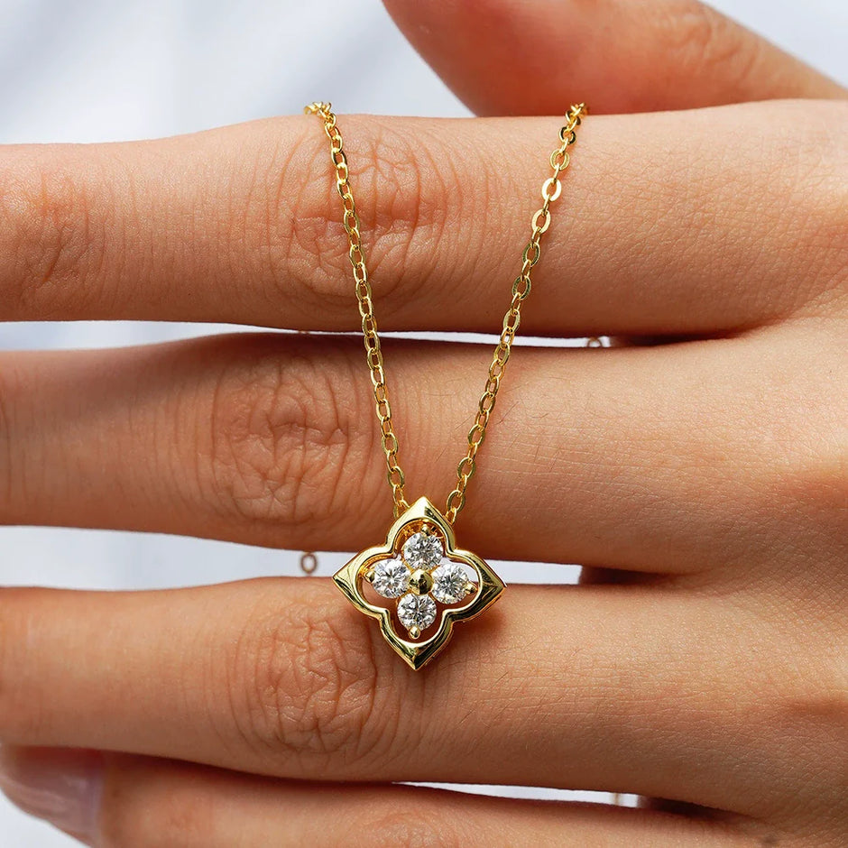 Collier pendentif trèfle 4 feuilles en argent massif doré à l'or fin et moissanites