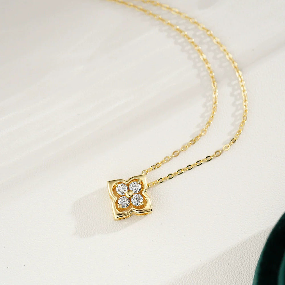 Collier pendentif trèfle 4 feuilles en argent massif doré à l'or fin et moissanites