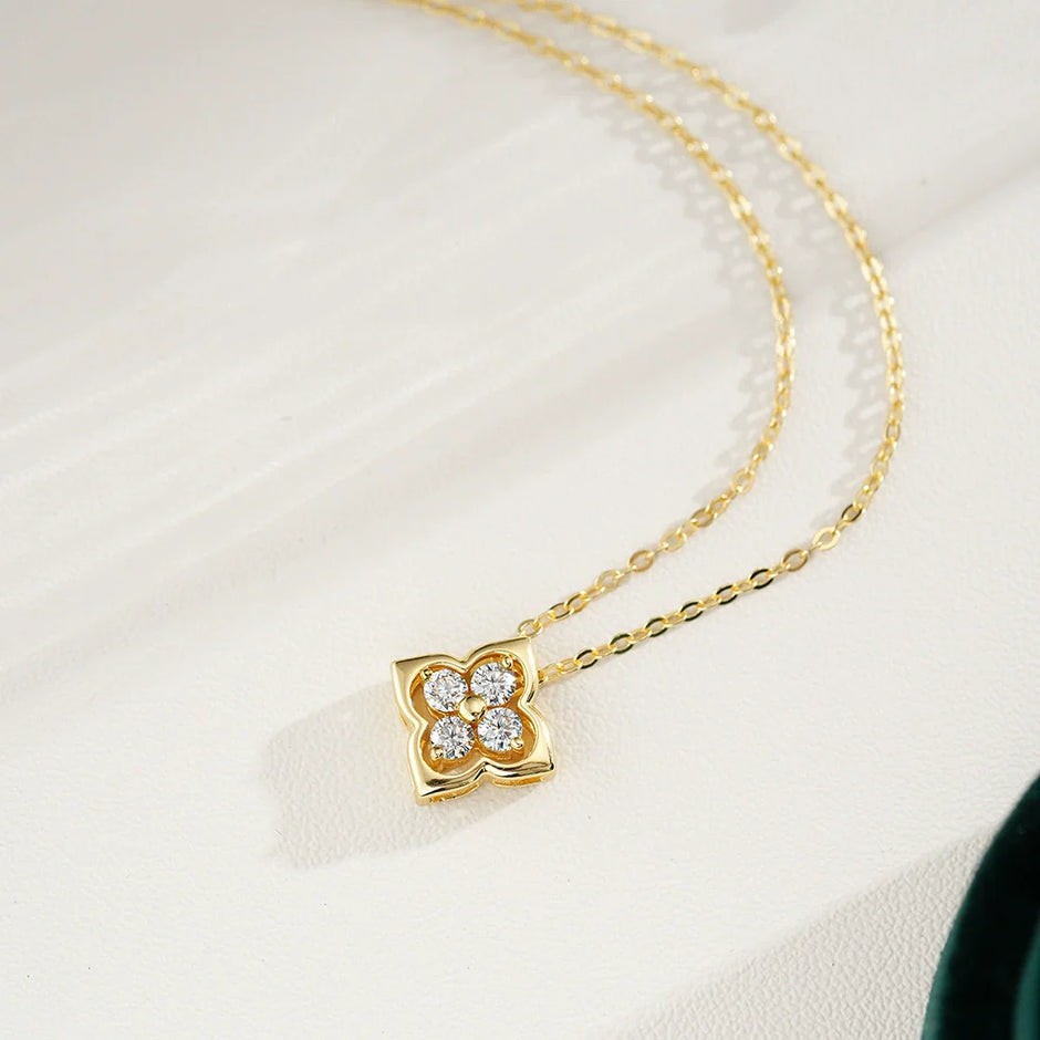 Collier pendentif trèfle 4 feuilles en argent massif doré à l'or fin et moissanites