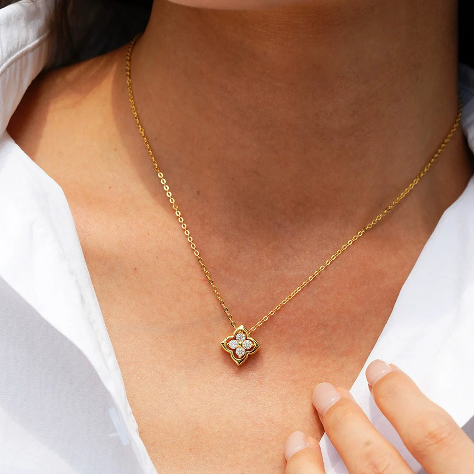 Collier pendentif trèfle 4 feuilles en argent massif doré à l'or fin et moissanites